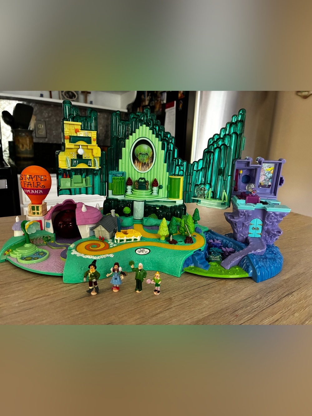 2001 Polly Pocket Wizard of Oz Emerald City Play Set